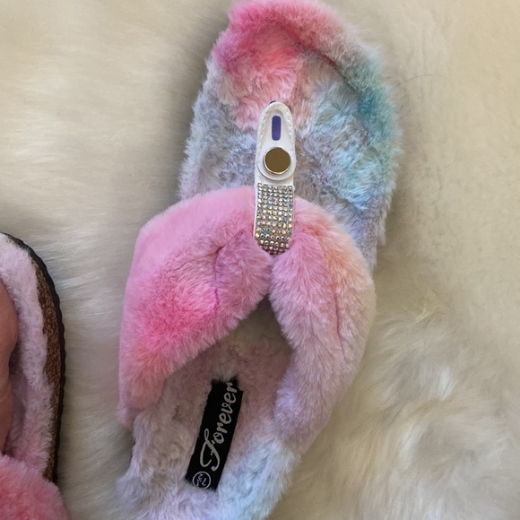 🆕 pastel rainbow cotton candy faux fur T-strap slipper in size 7.5 - Picture 2 of 6